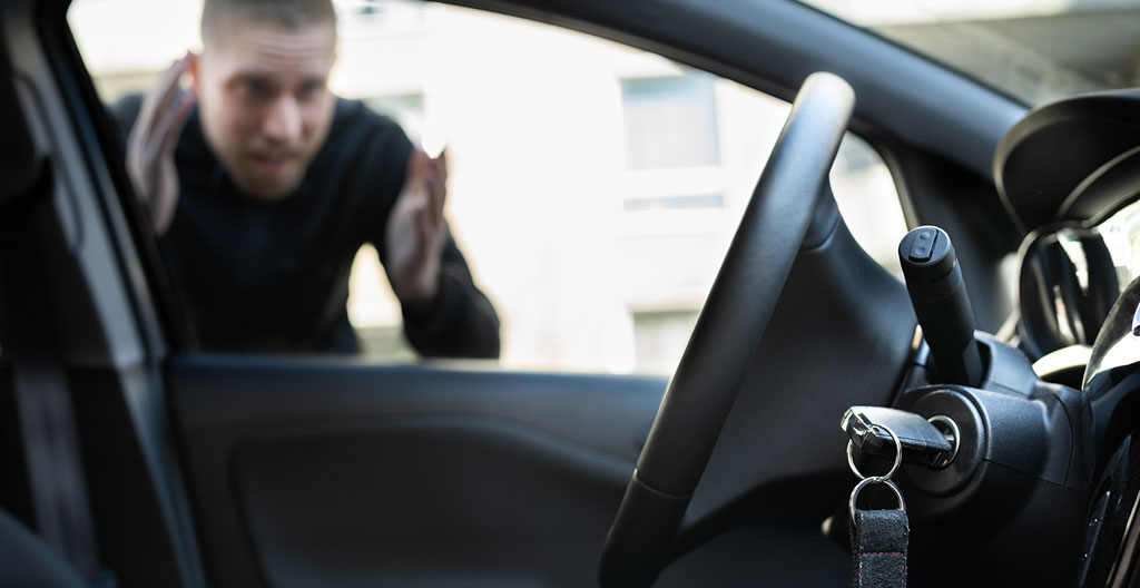 Clés oubliées à l’intérieur de la voiture